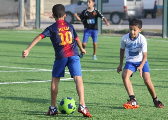 NIños jugando fútbol