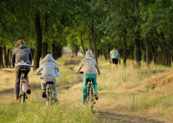 Niños andando en bicicleta